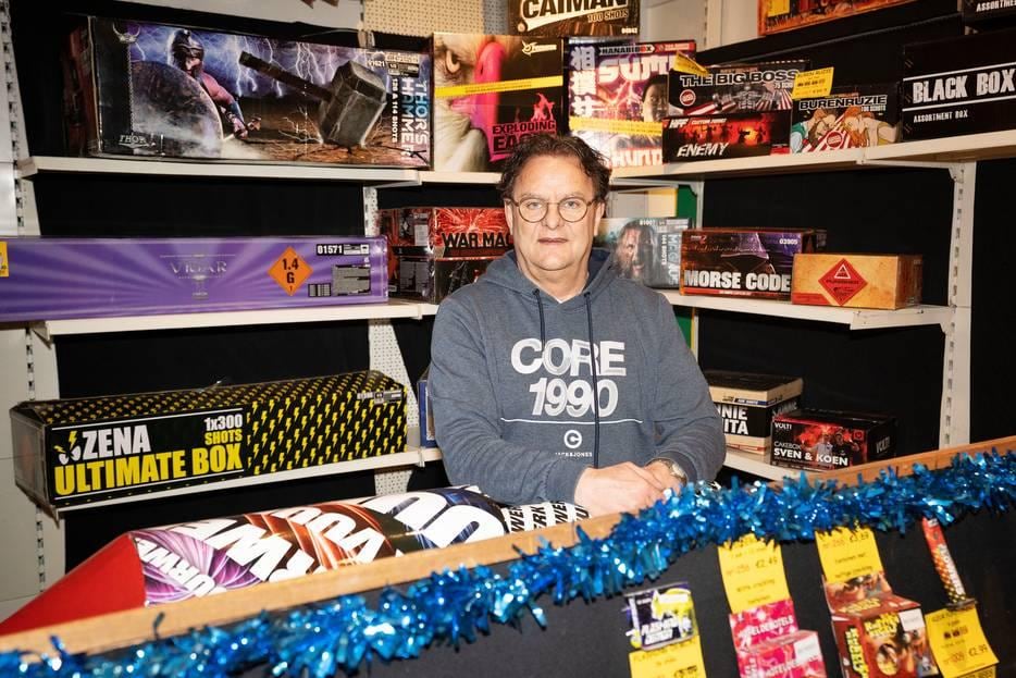Bij vuurwerkhandelaar Jan de Wit uit Helmond staat de telefoon roodgloeiend. De meest gestelde vraag: ‘Wanneer kunnen we weer vuurwerk bestellen?’ Foto: ED/Anette van de Goor / DCI Media.