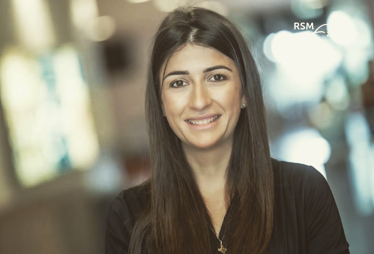 "Sommige managers hebben wel de expertise, maar niet de ervaring. Iemand die goed is in sales, is niet automatisch ook een goede salesmanager. Maar leiderschap kun je leren", aldus Sofya Isaakyan, universitair docent Organisational Behaviour (Erasmus Universiteit).