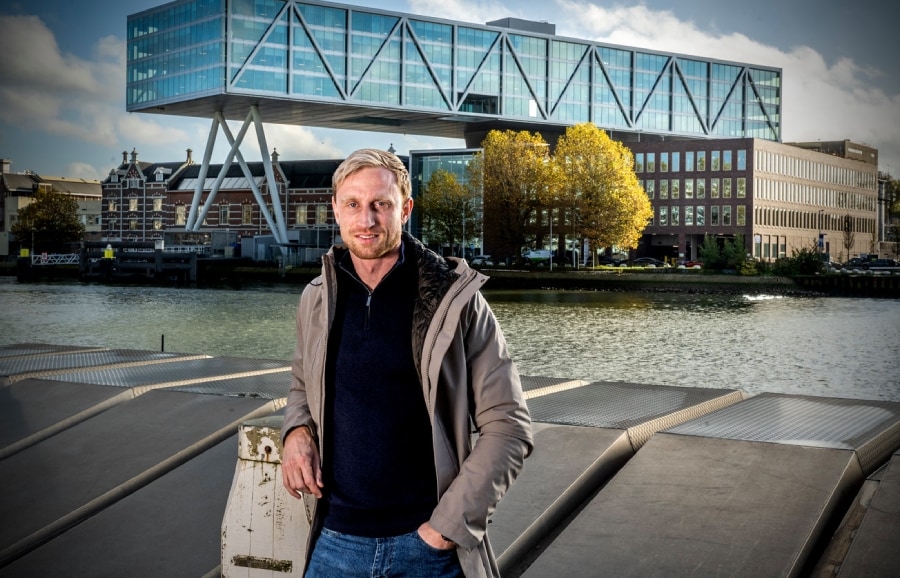 Nick Hillebrand, oprichter en ceo van JEX, voor het pand dat zijn almaar uitdijende bedrijf binnenkort zal betrekken. Eerst de etages drie en vier, daarna de onderste twee verdiepingen van het voormalige Unilever-kantoor. Foto: Frank de Roo
