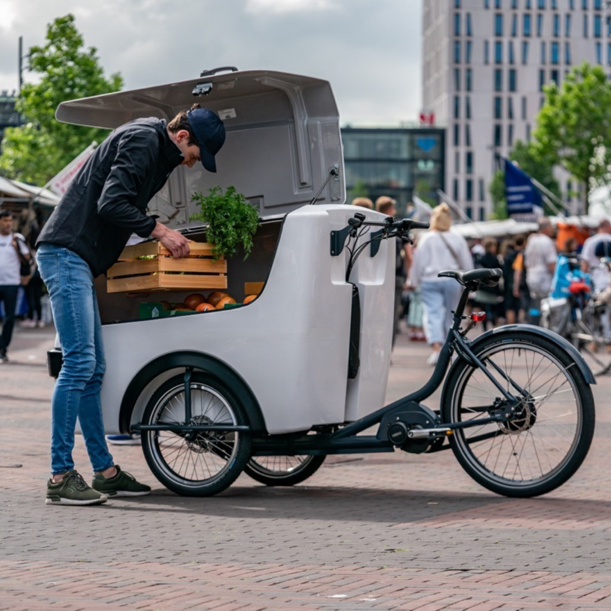 duurzaam door het drukke stadsverkeer laveren met de vrachtfiets van babboe pro
