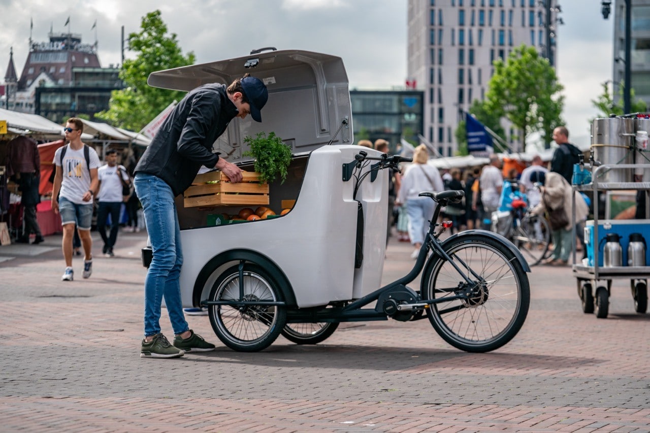 Babboe Pro bakfietsen zijn het ideale transportmiddel voor snel en duurzaam vervoer van goederen door de stad. Met je eigen logo op de transportbak is de bakfiets ideaal als reclame voor je bedrijf. Foto: Babboe Pro