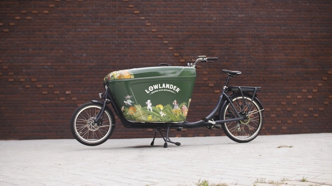 Babboe Pro bakfietsen zijn het ideale transportmiddel voor snel en duurzaam vervoer van goederen door de stad. Met je eigen logo op de transportbak is de bakfiets ideaal als reclame voor je bedrijf. Foto: Babboe Pro