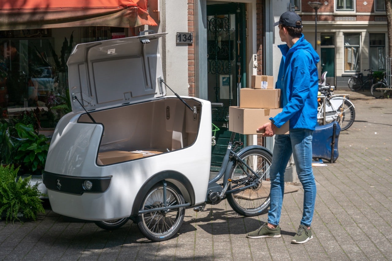 Babboe Pro bakfietsen zijn het ideale transportmiddel voor snel en duurzaam vervoer van goederen door de stad. Met je eigen logo op de transportbak is de bakfiets ideaal als reclame voor je bedrijf. Foto: Babboe Pro