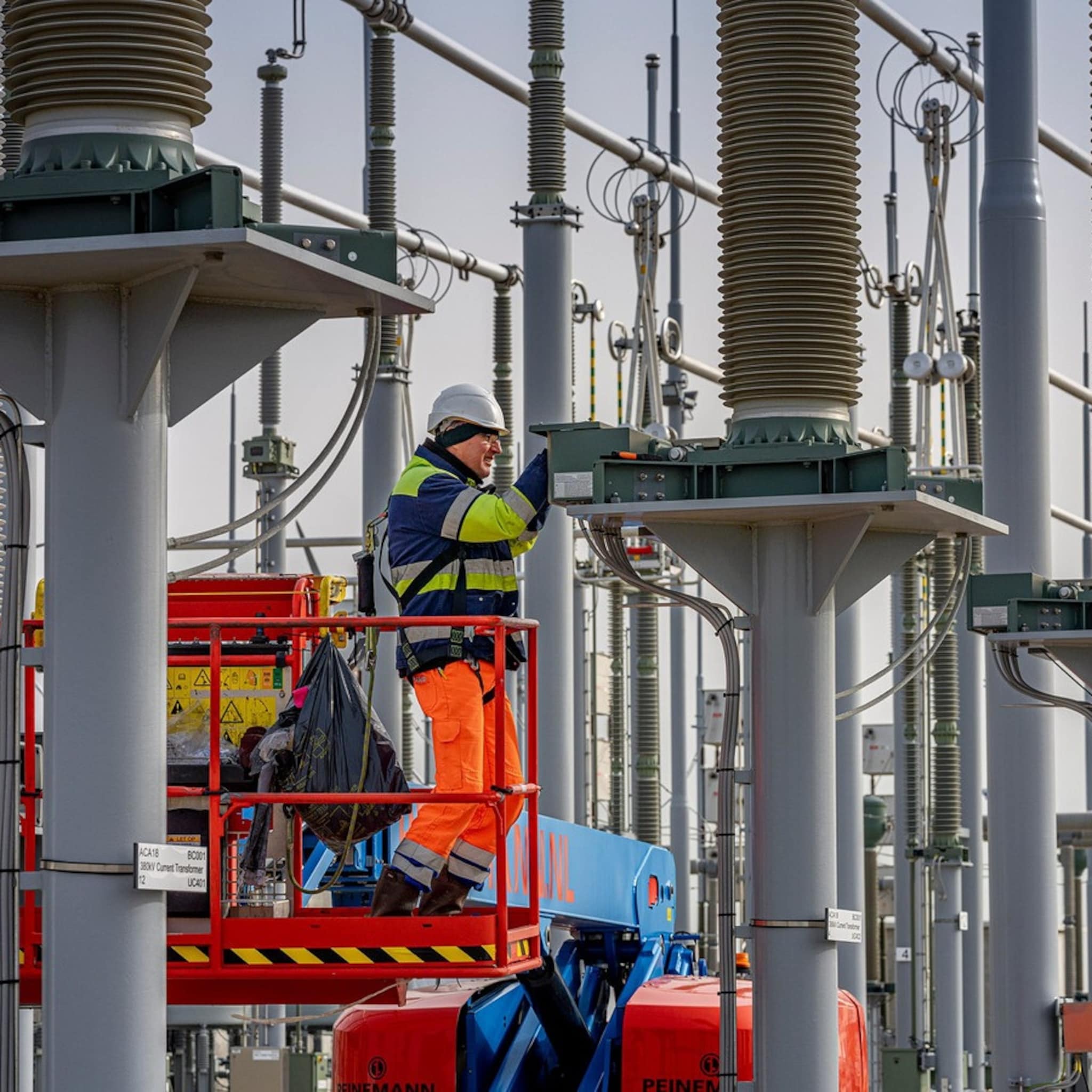elekriciteitsnet van de rotterdamse haven is vol wachtlijst voor bedrijven ze dreigen te vertrekken