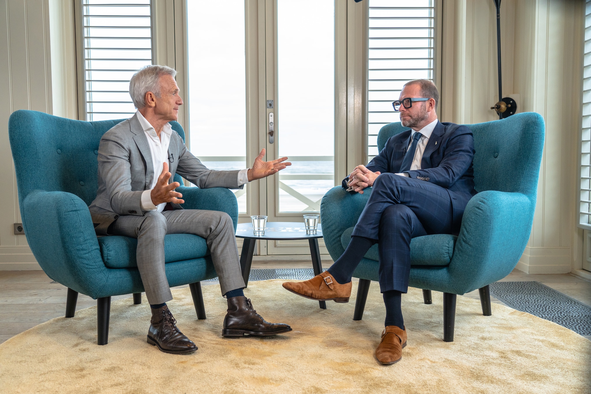 Jaap Jongbloed in gesprek met Stephan Stokkermans van Grand hotel Huis ter Duin in het Beach House van het hotel, op het strand voor het hotel.