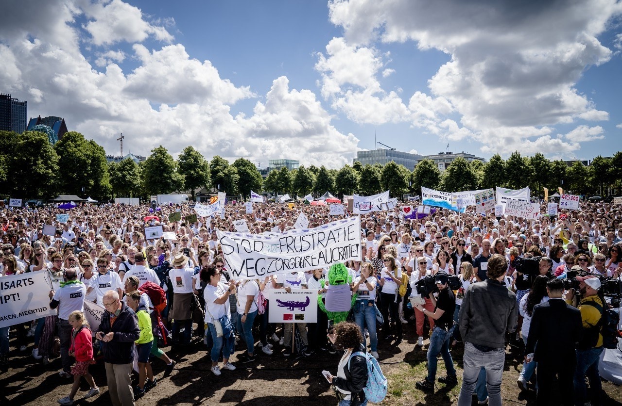 Werkdruk leidt tot burnout en personeelsuitval, zoals in de zorg. In grote demonstraties kaartten zorgwerknemers de problematiek aan in juli van dit jaar. Foto: ANP.