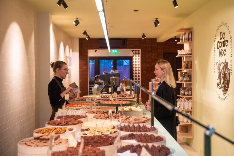 In de nieuwe winkel aan de Piet Heinstraat lokt de lekkere chocoladegeur en het gelikte interieur klanten naar binnen. Foto: Stephanie Broekarts.