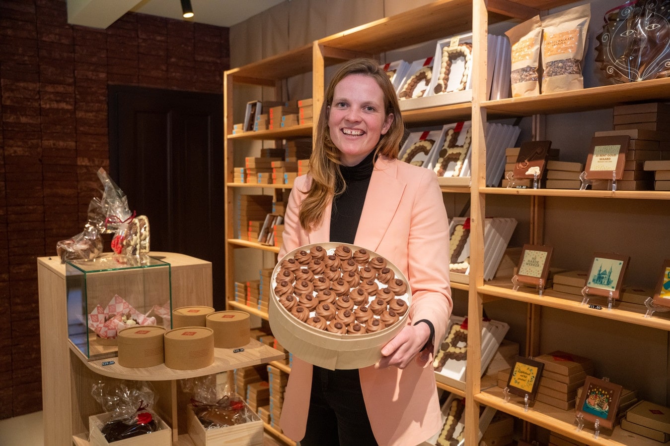 Amy Klein (31) in het nieuwste filiaal aan de Piet Heinstraat in Den Haag. Ze heeft in 2020 samen met haar broer het familiechocoladebedrijf De Bonte Koe overgenomen. Foto: Stephanie Broekarts.