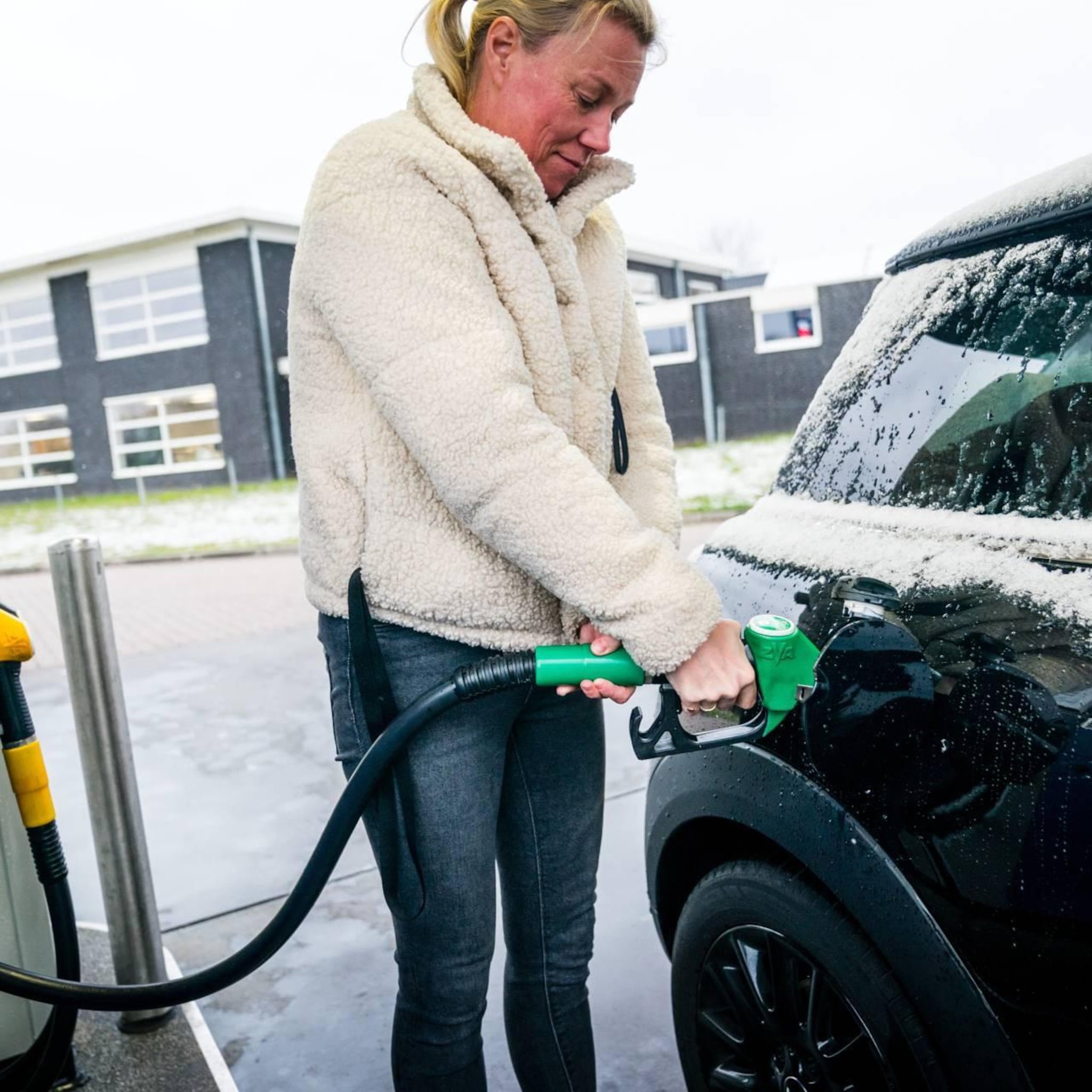 benzine en diesel weer onder de 2 euro per liter