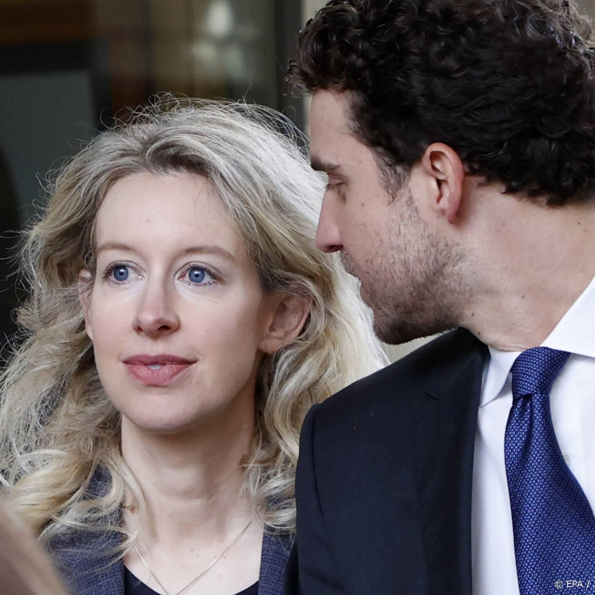 elizabeth holmes hoort haar straf in theranos fraudezaak