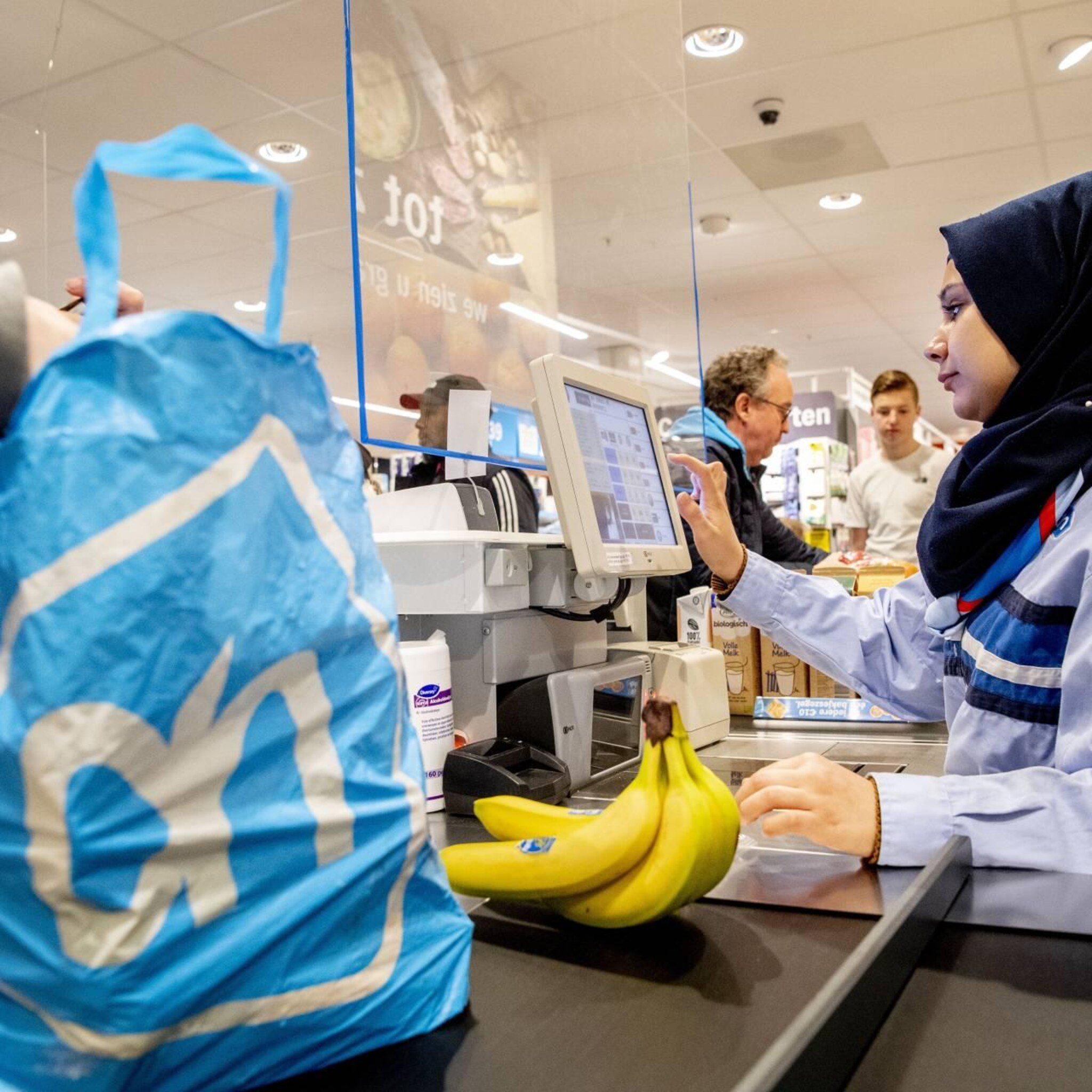 winkels verkopen minder maar tegen hogere prijzen