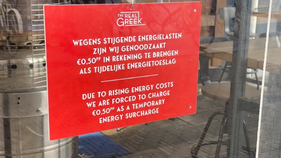 Horeca-ondernemer Filippos Tsatsos vraagt 50 cent energietoeslag in zijn restaurant. Foto: NU.nl