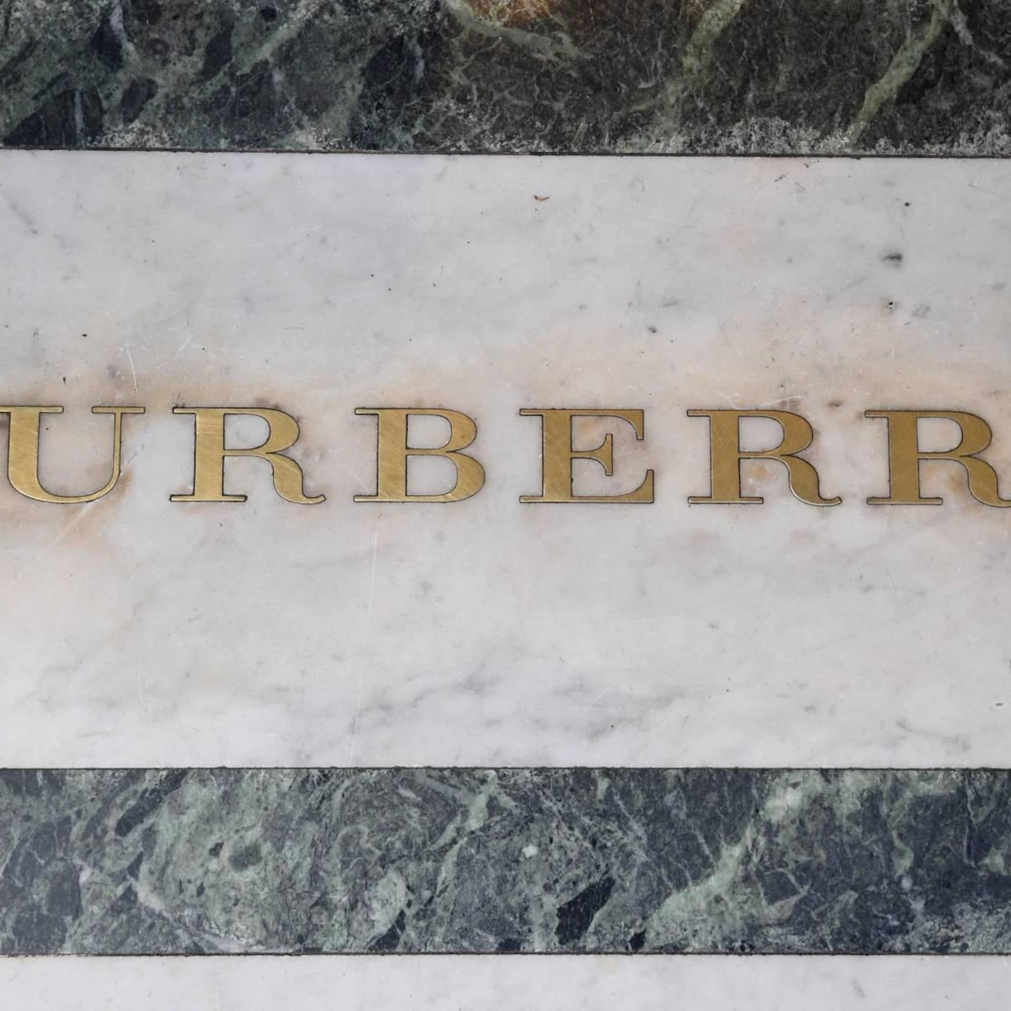 amerikaanse toeristen stuwen verkoop brits modemerk burberry