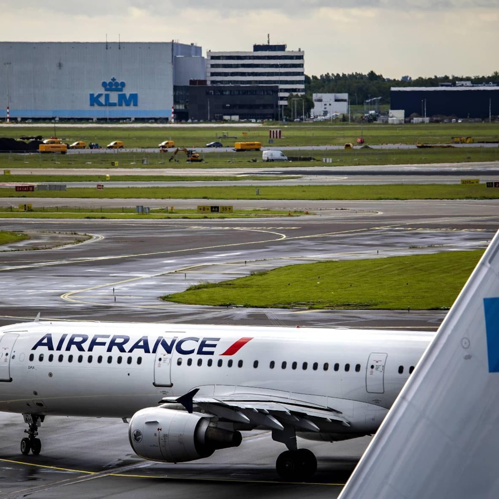 air france klm keldert op roodgekleurd damrak
