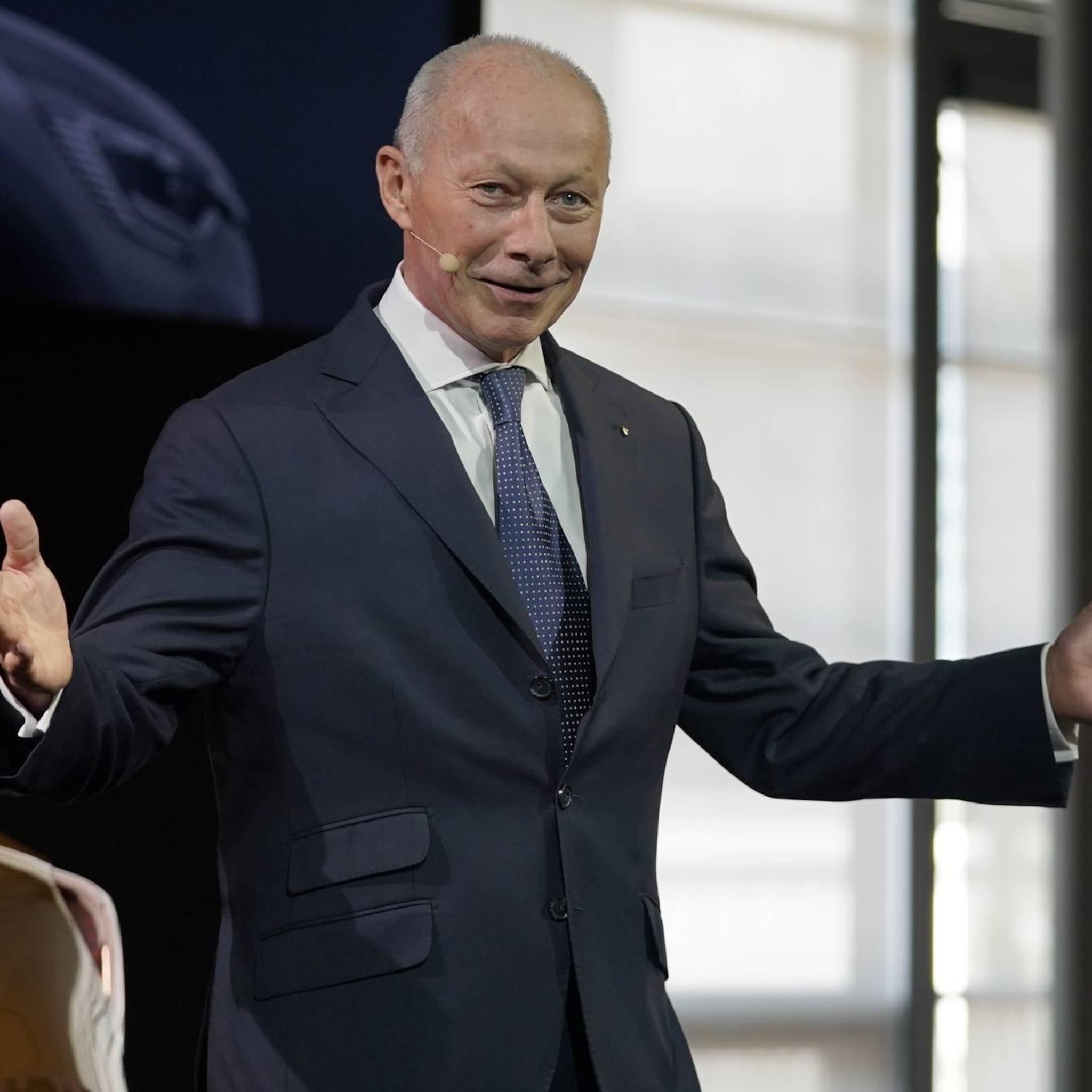 topman jaguar land rover neemt na twee jaar ontslag