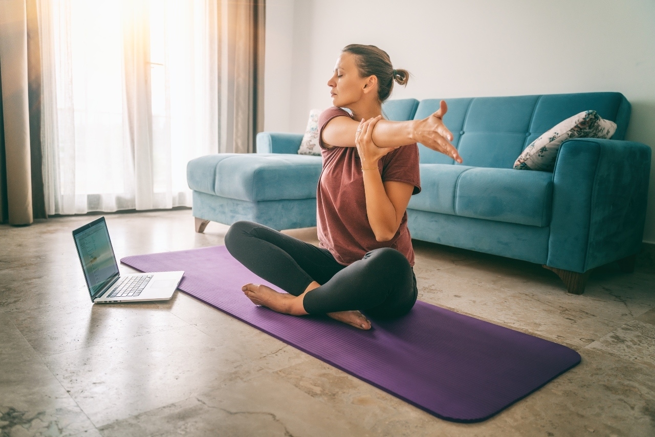 Een uurtje yoga tijdens de werkdag is goed voor de productiviteit en zou juist door werkgevers moeten worden gestimuleerd. Foto: Shutterstock.