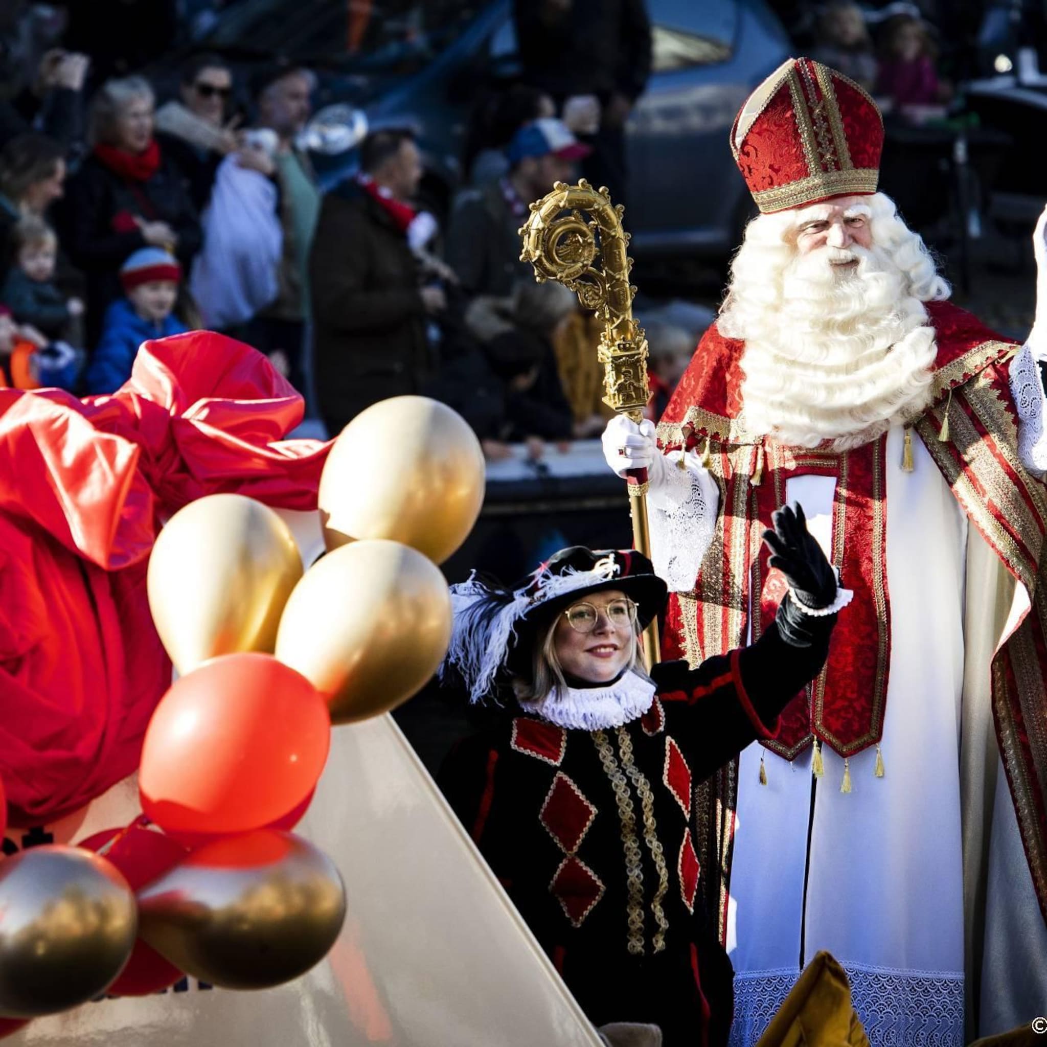 onderzoek sinterklaas en de kerstman geven goedkopere cadeautjes