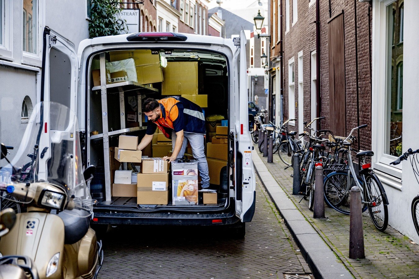 Niet alleen Sinterklaas zelf heeft een bezorgprobleem door de gezonken stoomboot, ook de pakjesbezorgers. De torenhoge prijzen zijn daar debet aan. Foto: Robin Utrecht.