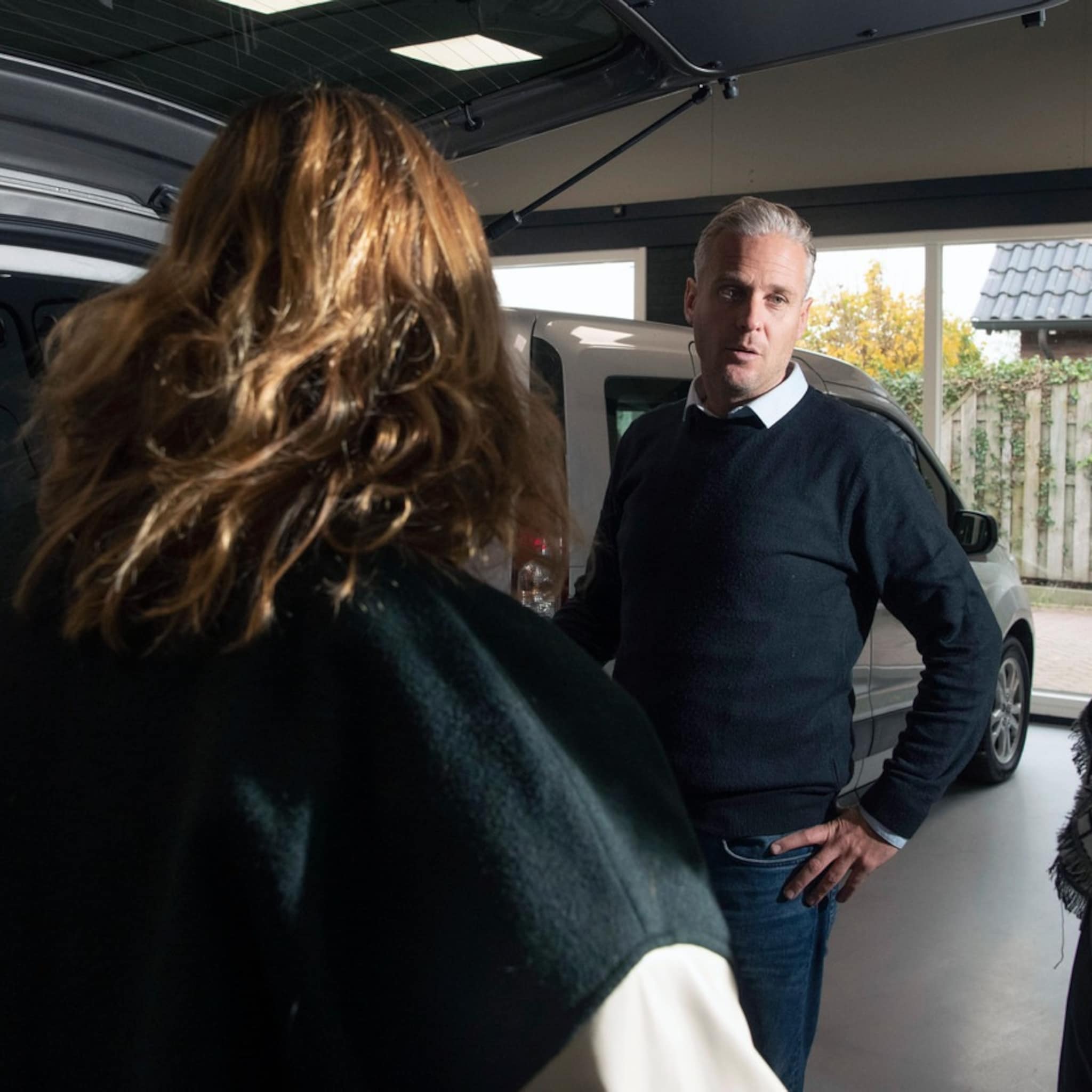 autohandelaren met handen in haar waar zijn de tweedehandsjes gebleven niet eerder meegemaakt