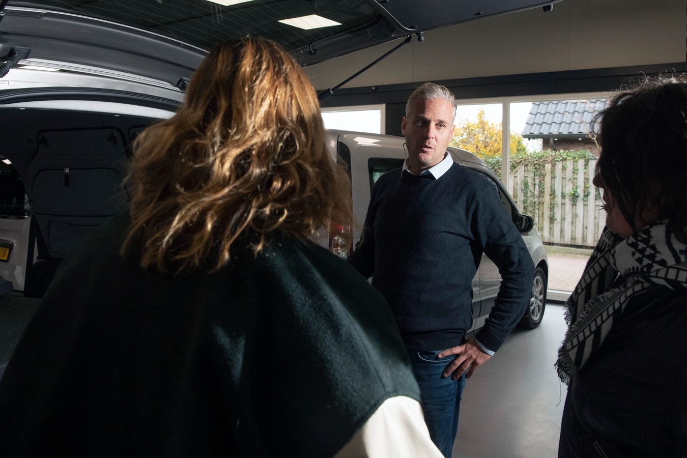 Autobedrijven hebben te maken met een tekort aan gebruikte auto’s. Ramon Eshuis uit Lettele vertelt: ,,In de ruim twintig jaar ervaring die ik heb, heb ik dit nog niet eerder zo meegemaakt’’ Maar: ,,We mogen niet zeuren.” Foto: Ruben Meijerink.