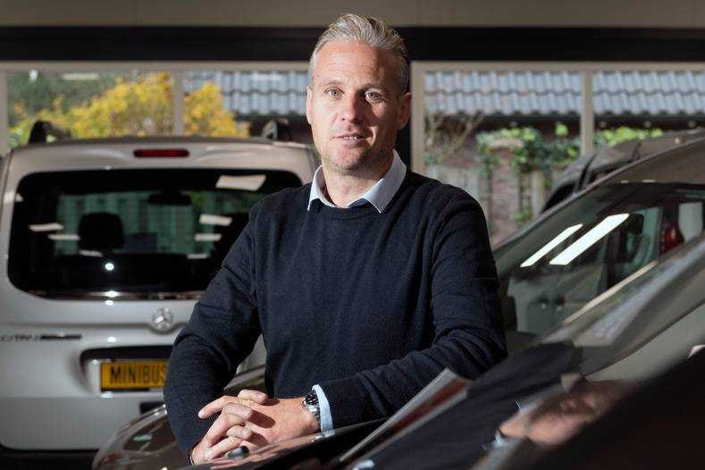 Zeuren? Dat wil Ramon Eshuis uit Lettele niet doen, ondanks de schaarse automarkt: ,,De coronajaren waren goed voor de branche.” Foto: Ruben Meijerink.