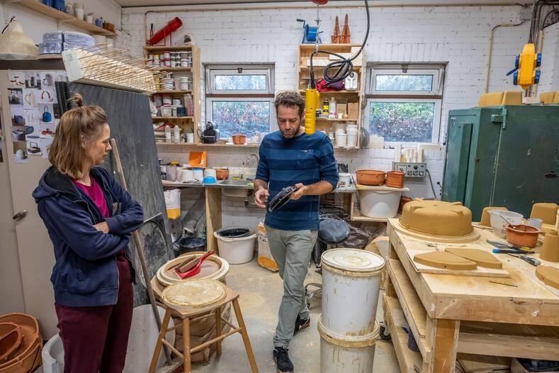 Jana Flohr en Thomas Linssen in hun werkplaats in Overasselt. Foto: Theo Peeters.