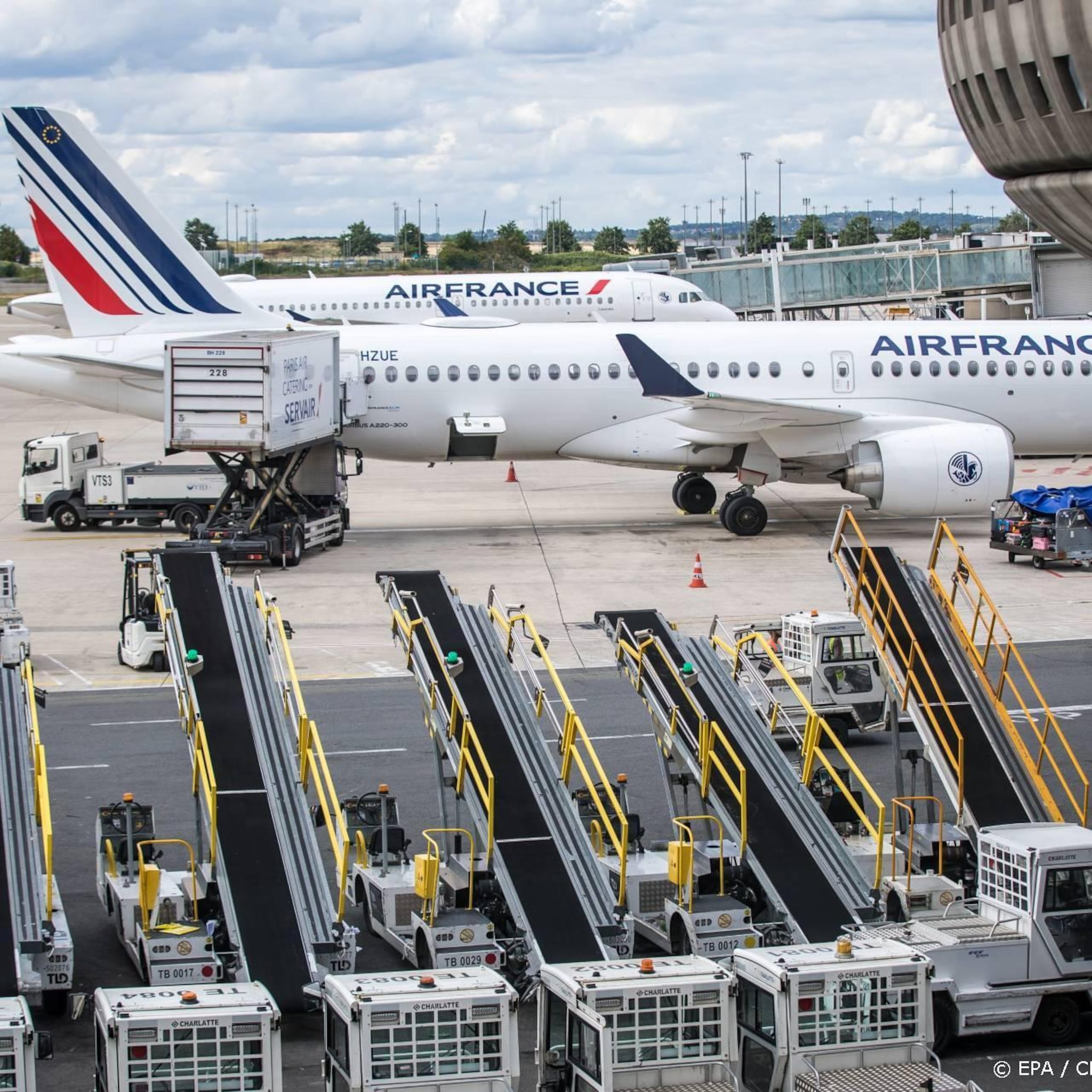 vakbonden dreigen met staking bij air france rond feestdagen