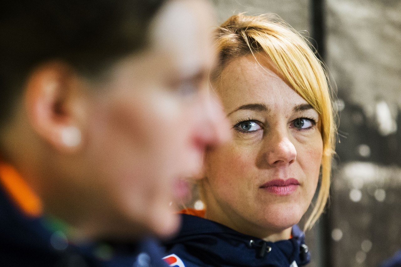 Marianne Timmer als coach van haar eigen schaatsteam, samen met Ireen Wüst. Foto: ANP.