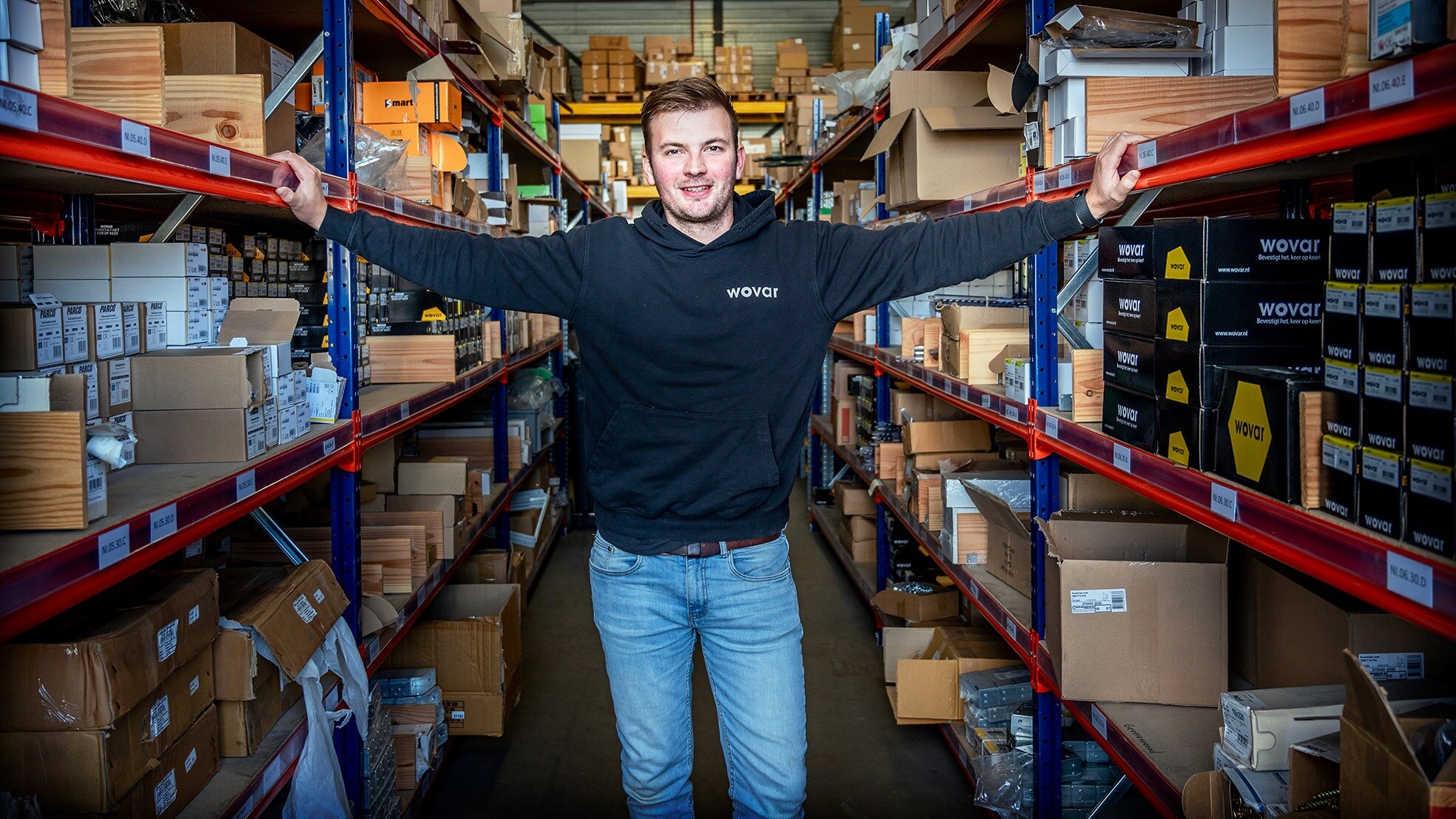 Jesse Keizer in het magazijn van Wovar.