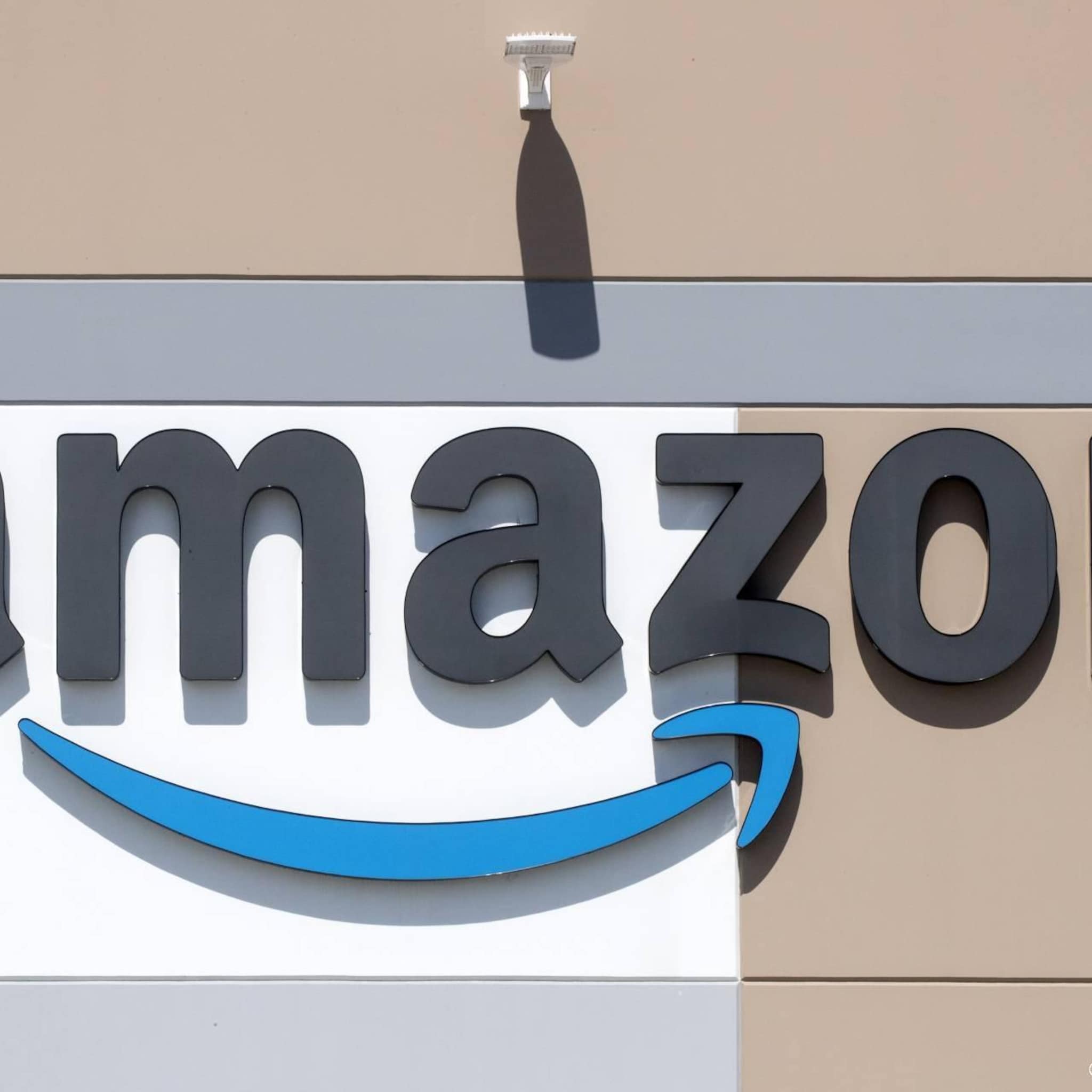 krant amazon schrapt 10 000 banen