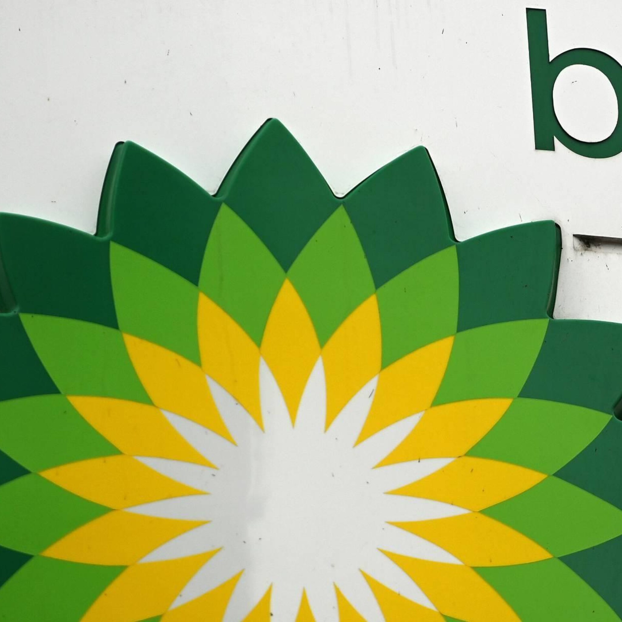 werknemers olieraffinaderij bp in rotterdam voeren actie