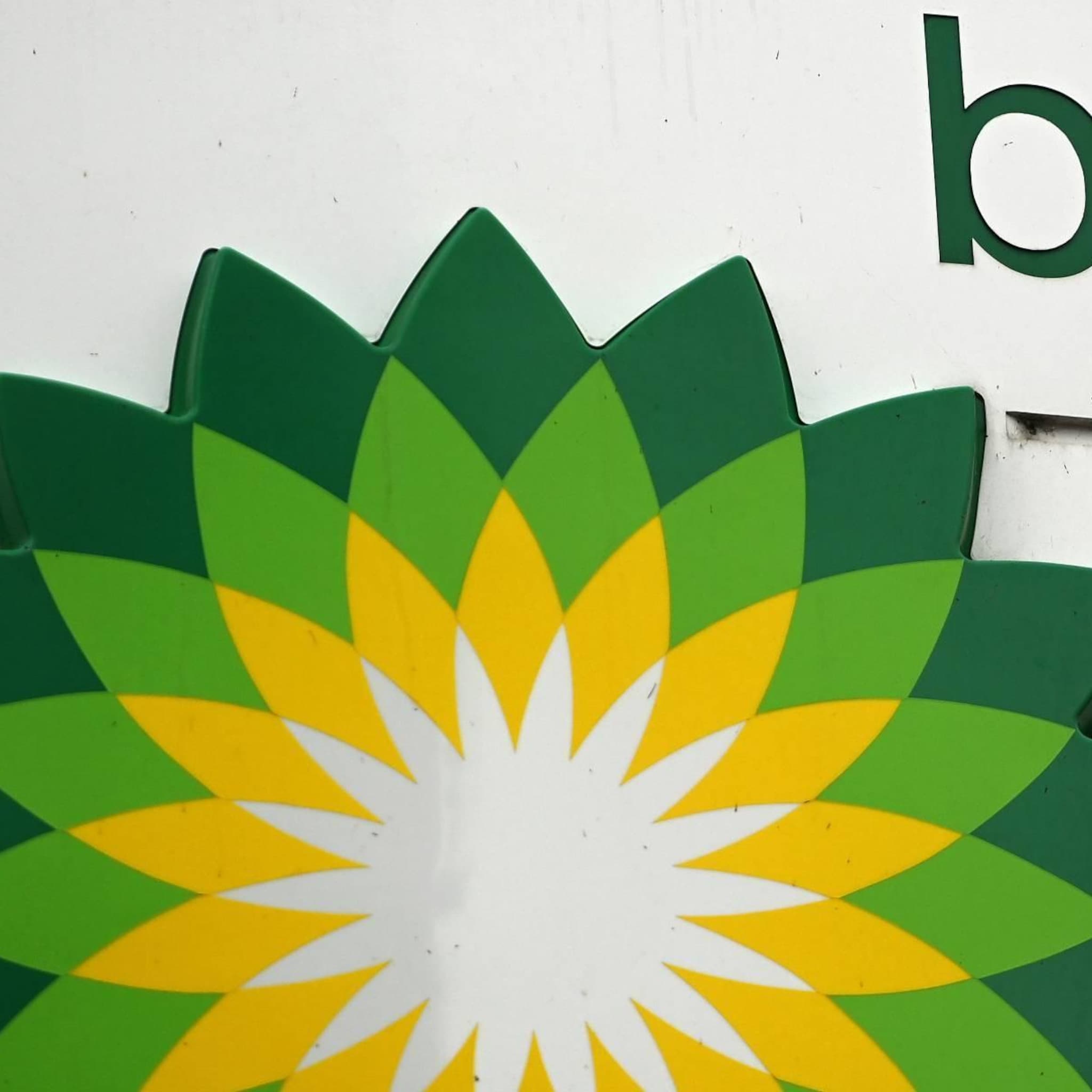 werknemers olieraffinaderij bp in rotterdam voeren actie