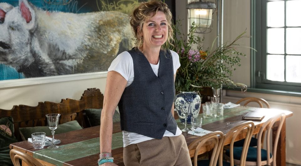 Sytske Oosterhof in haar restaurant Nooitgedagt in Harlingen: 'De meeste ondernemers hier draaien alleen nog de warmere seizoenen en doen in de winter de deur dicht, zodat ze het geld dat ze hebben verdiend niet kwijtraken aan de ‘slechte dagen’. Bij mij is dat geen optie; ik heb te veel vast personeel en wil ook te graag wel open zijn.' Foto: Marieke Balk.