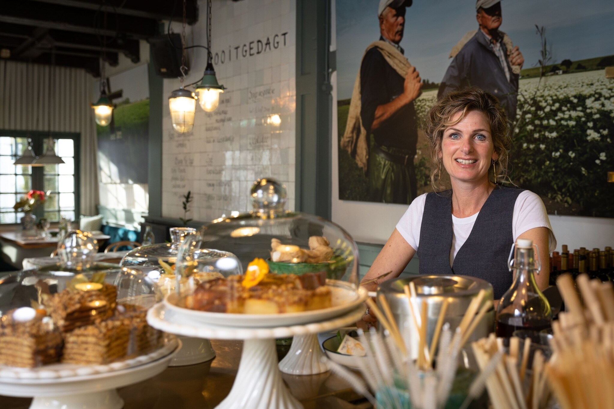Restaurant Nooitgedagt heeft inmiddels in alle ramen dubbele beglazing. 'En als het koud is hebben we nog maar één ingang open, in plaats van twee.' Foto: Marieke Balk.