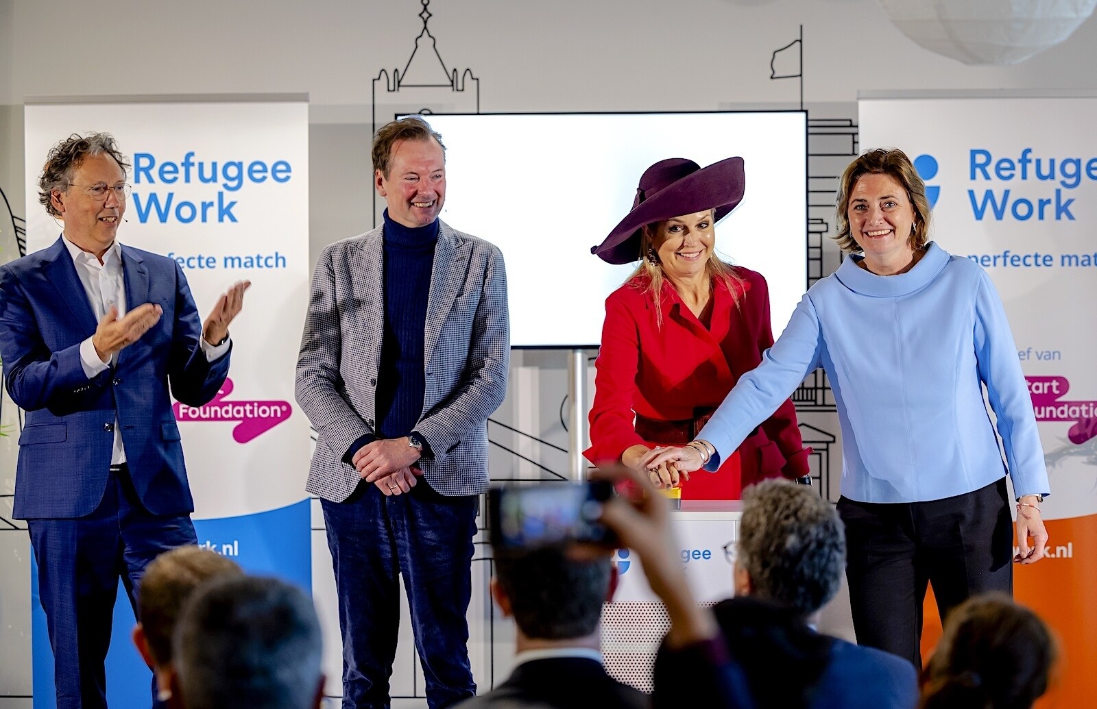 Koningin Maxima en minister Karien van Gennip (Sociale Zaken en Werkgelegenheid) bij de lancering van het online banenplatform RefugeeWork voor werkzoekenden met een vluchtachtergrond. Foto: ANP