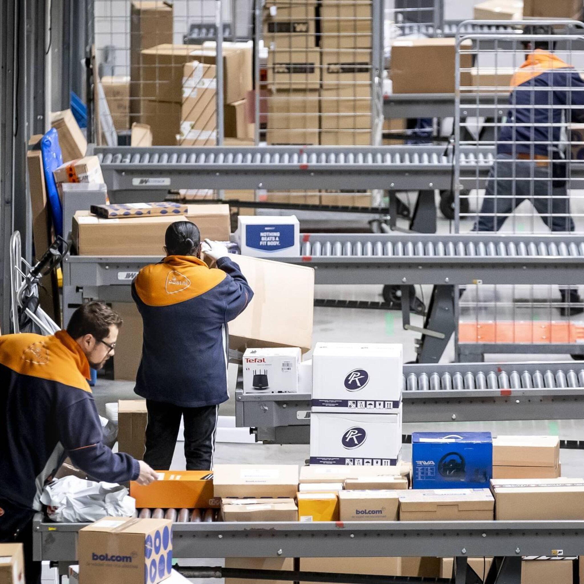 postnl verwacht drukte feestdagenseizoen goed aan te kunnen