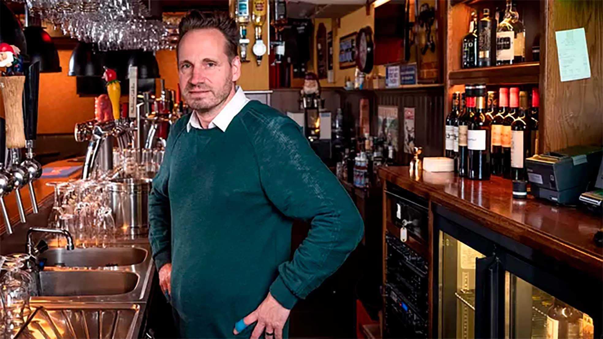 Mike Schuurman heeft voor zichzelf een streep getrokken: hij zendt in Hendrick's Pub geen wedstrijden van het WK in Qatar uit. Foto: Joost Hoving