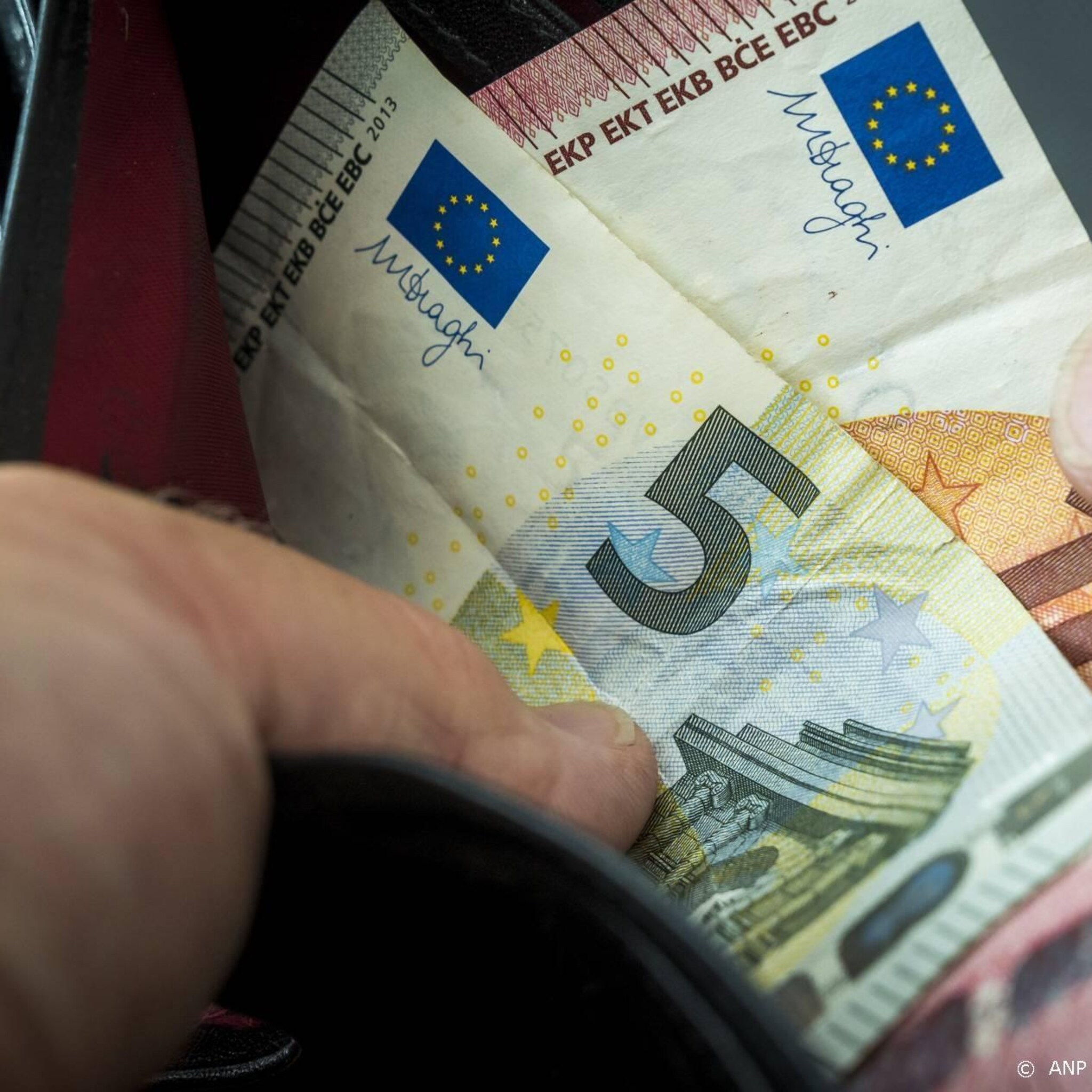 cnv eerder meer loon voor werknemers in de textielverzorging