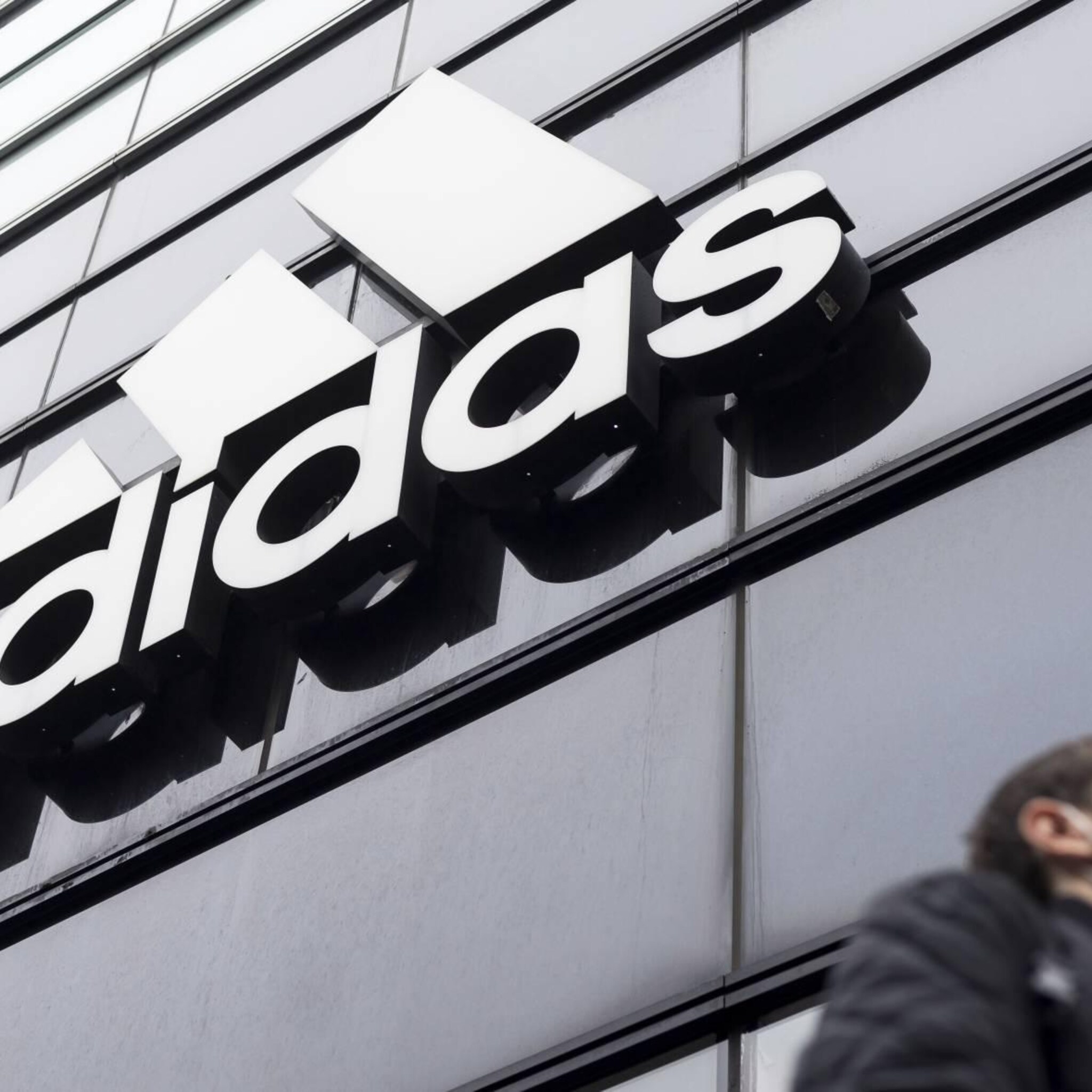 adidas verlaagt winstprognose na staken samenwerking kanye west