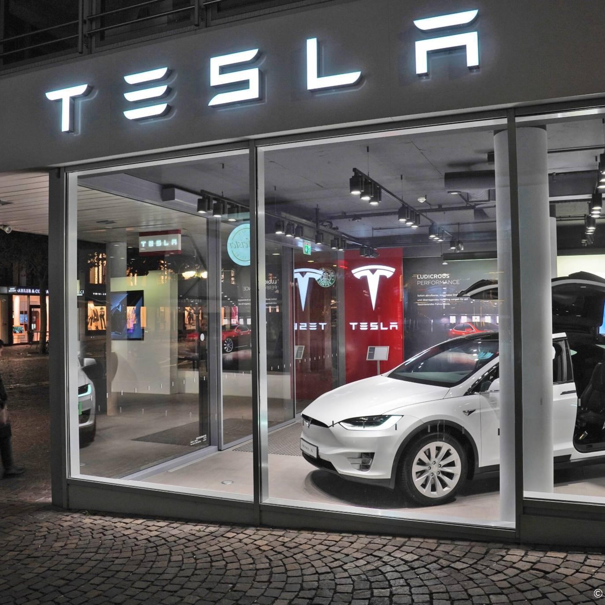 tesla roept 40 000 auto s terug in vs om euvel stuurbekrachtiging