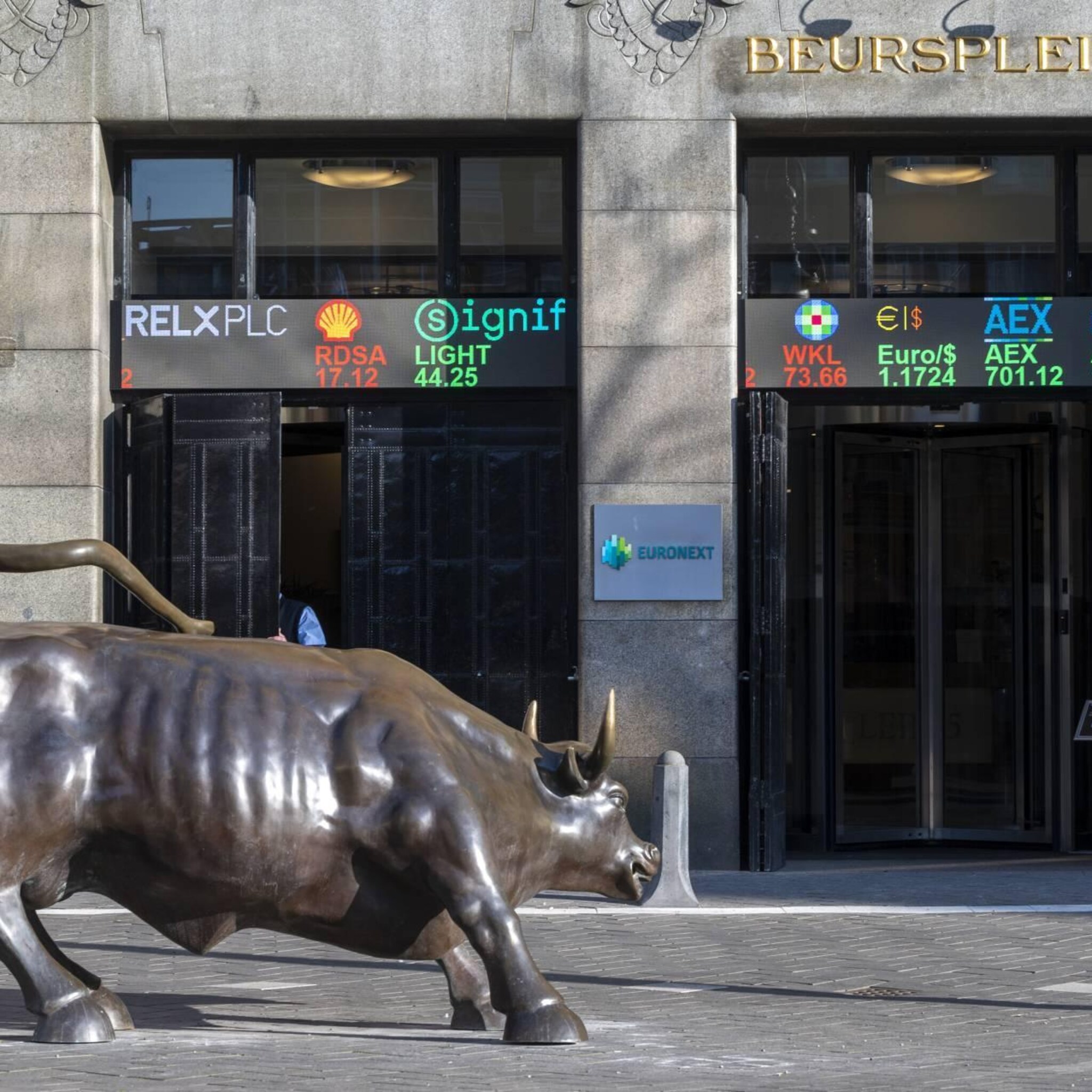 asml en besi aan kop in lagere aex na koopadviezen