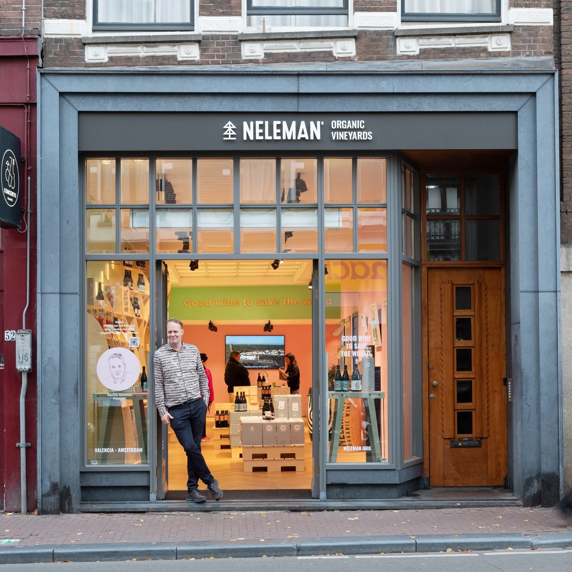 Derrick Neleman voor zijn nieuwe winkel. Foto: Titia Hahne