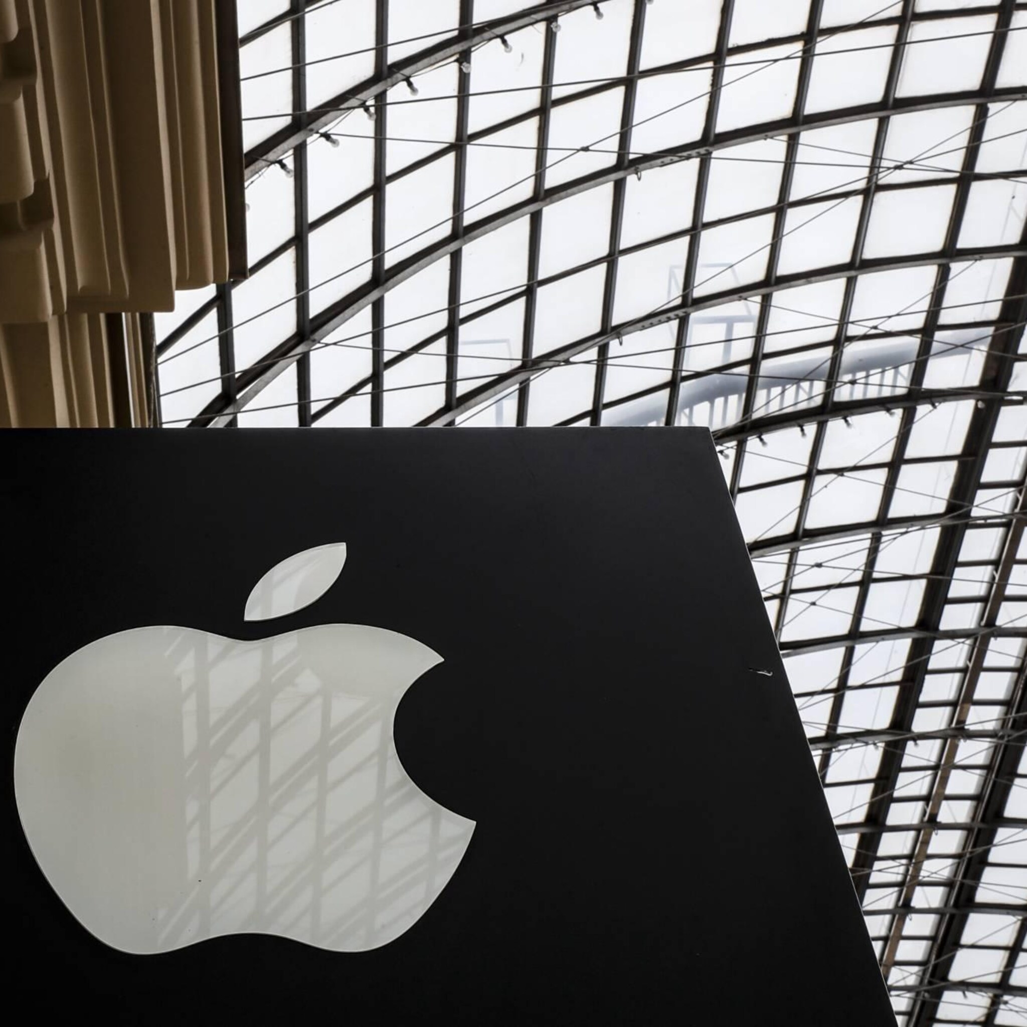 apple daalt op wall street door lagere productie iphones