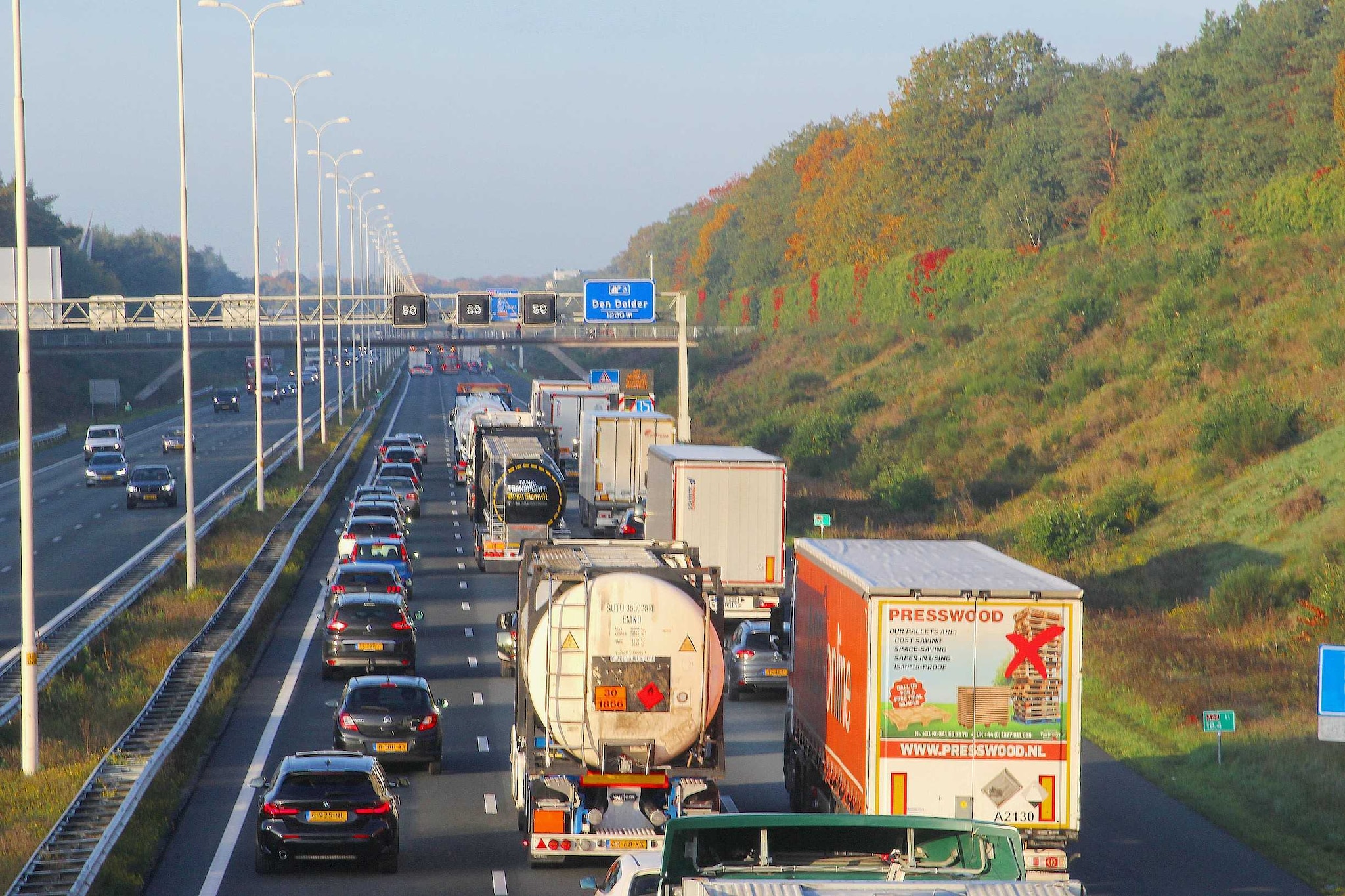 Met de stijgende energieprijzen nam de filedruk toe. We werken weer vaker op kantoor, zo laat onderzoek van mobiliteitspecialist Shuttel zien. Foto: Shutterstock.