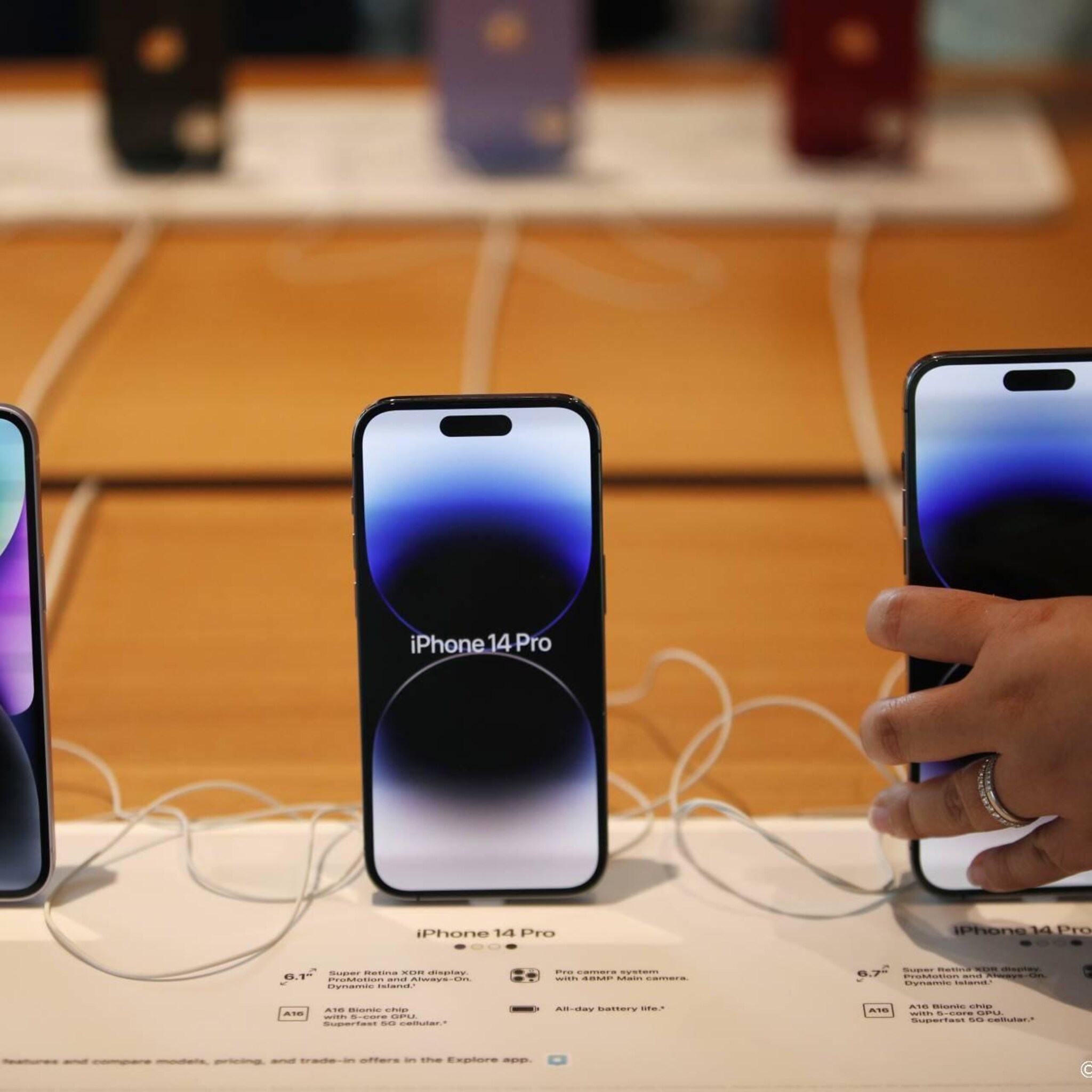 apple verwacht miljoenen iphones minder te maken