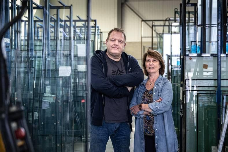 Willy Swinkels (links) met zijn werknemer Els Kneepkens. Swinkels heeft een glasbedrijf in Eindhoven en neemt mensen aan met een beperking, die ouder zijn of geen relevante werkervaring hebben. Foto: Koen Verheijden