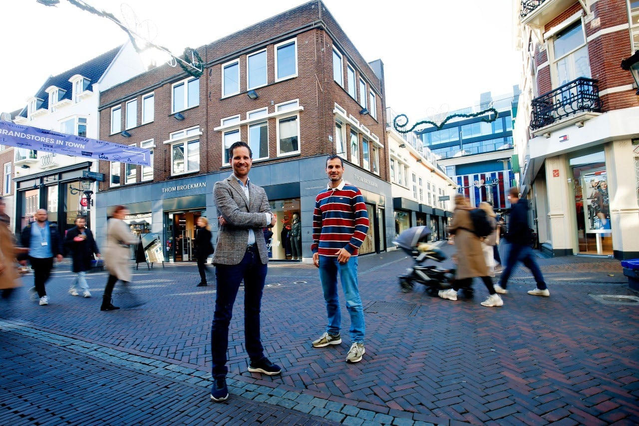 Wouter en Daan Broekman voor hun winkelpand in Utrecht-centrum, dat een grote verbouwing annex renovatie te wachten staat. Foto's: Ruud Voest.