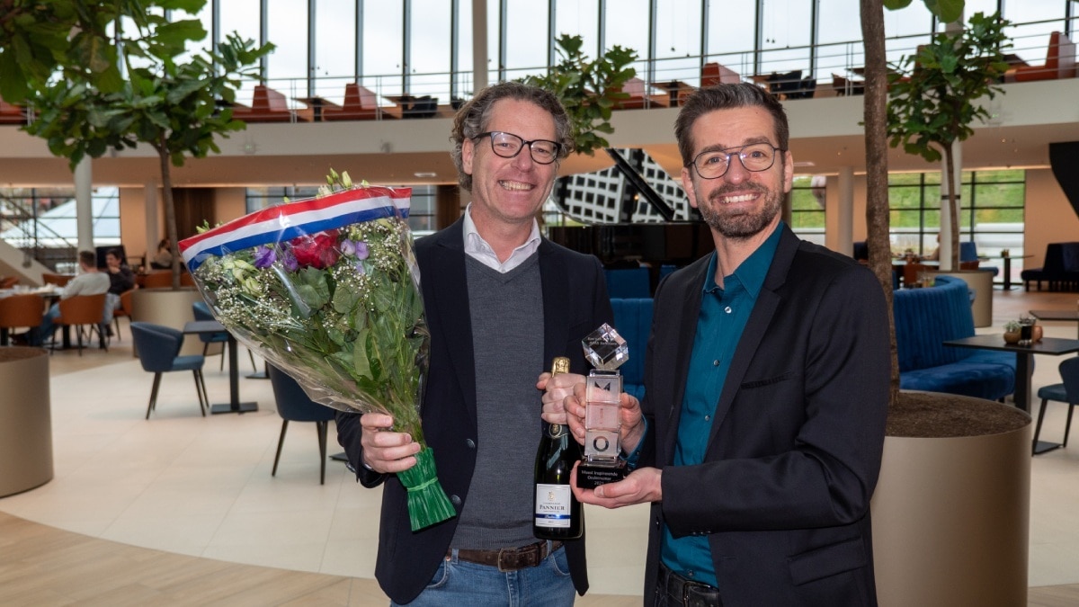 Bas van der Veldt, gekozen tot Meest Inspirerende Ondernemer van het Jaar, met De Ondernemer-directeur Gerard van den Broek.