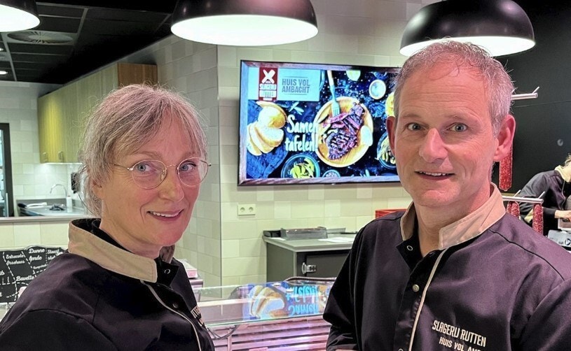 Slager Funs Rutten (rechts) in zijn slagerij in Panningen. Foto: Slagerij Rutten