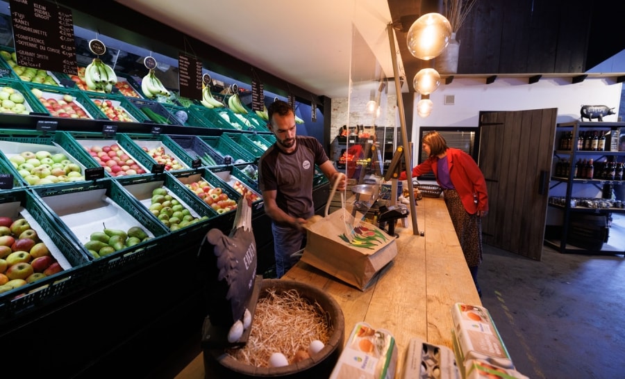 Arjen Vahl achter de toonbank van zijn boerderijwinkel bij IJsselmuiden. Foto: Freddy Schinkel,